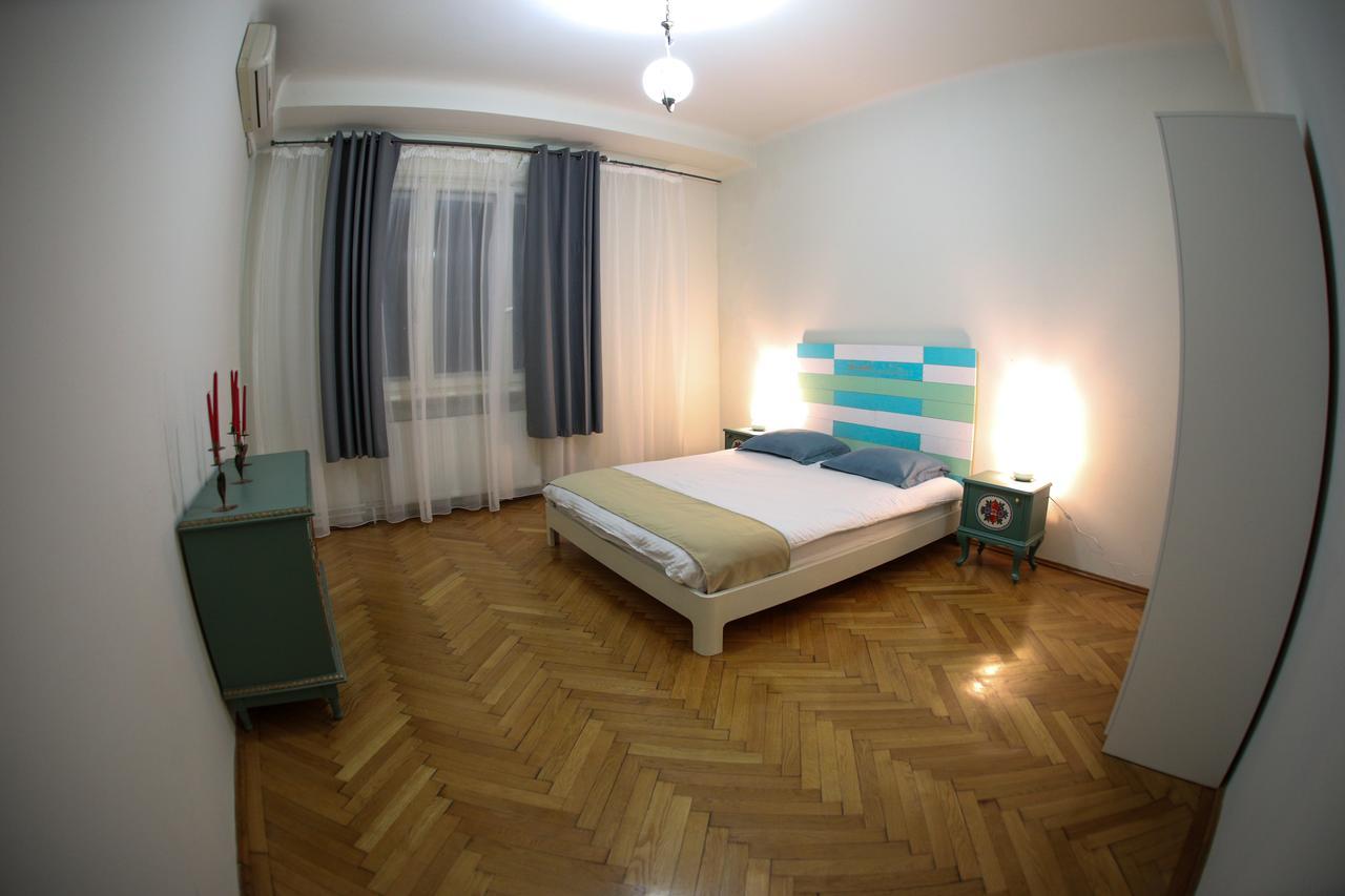 Color Apartments Franceza St Bukares Bagian luar foto